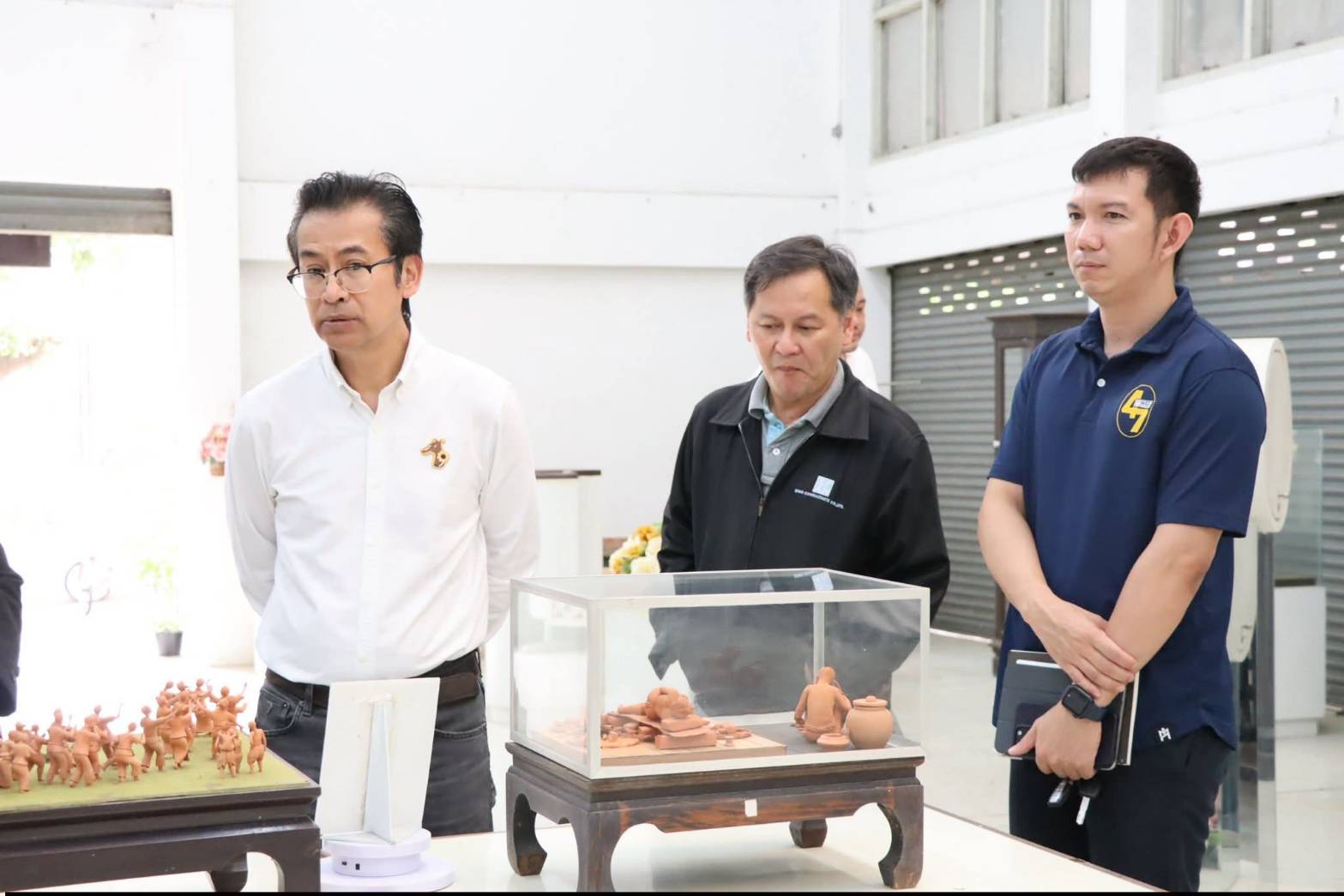 title - ผู้อำนวยการศูนย์ส่งเสริมและพัฒนาอาชีพเสริมนอกภาคการเกษตร ให้การต้อนรับคณะเจ้าหน้าที่กระทรวงทรัพยากรธรรมชาติและสิ่งแวดล้อม เยี่ยมชมสถานที่ ศพส. และแผนกฝึกอบรมทั้ง 12 แผนก